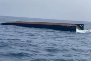 Hiện trường sà lan LA-06883 bị chìm tại vùng biển đảo Lý Sơn (Quảng Ngãi).