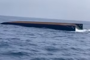 Hiện trường sà lan LA-06883 bị chìm tại vùng biển đảo Lý Sơn (Quảng Ngãi).