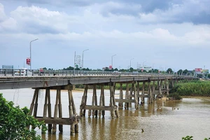 Cầu Trà Khúc 1 bắc qua sông Trà Khúc (thành phố Quảng Ngãi) được xây dựng từ năm 1964, hiện đã bị xuống cấp.