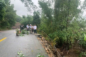 Phó Chủ tịch Ủy ban nhân dân tỉnh Quảng Ngãi Trần Phước Hiền kiểm tra điểm sạt lở trên tuyến ĐT.624B tại vị trí Km19+800 thuộc thôn Thuận Hòa, xã Hành Thịnh, huyện Nghĩa Hành.