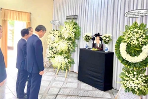 Chủ tịch Ủy ban nhân dân thành phố Đà Nẵng Lê Trung Chinh viếng nguyên Chủ tịch Đảng Nhân dân Cách mạng Lào, nguyên Chủ tịch nước, nguyên Thủ tướng Chính phủ nước Cộng hòa Dân chủ Nhân dân Lào. 