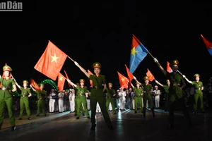 Lần đầu tiên Đoàn Nghi lễ Công an nhân dân biểu diễn diễu hành phục vụ người dân, du khách.