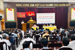 Đoàn Đại biểu Quốc hội đơn vị thành phố Đà Nẵng tiếp xúc cử tri tại huyện Hòa Vang chiều 24/4. (Ảnh: ANH ĐÀO)