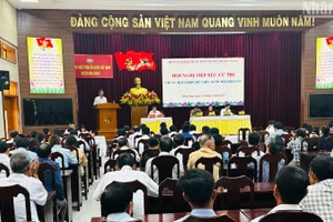 Đoàn Đại biểu Quốc hội đơn vị thành phố Đà Nẵng tiếp xúc cử tri tại huyện Hòa Vang chiều 24/4. (Ảnh: ANH ĐÀO)