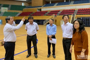 Bộ trưởng Giáo dục và Đào tạo Nguyễn Kim Sơn và đoàn công tác kiểm tra cơ sở vật chất tại Cung thể thao Tiên Sơn, sáng 22/3. (Ảnh: ANH ĐÀO)