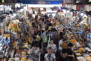 Khách du lịch chen kín chợ Hàn trưa 1/1/2024. (Ảnh: ANH ĐÀO)