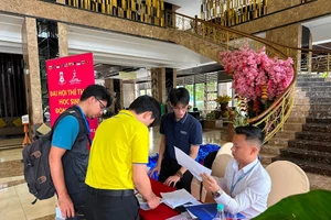 Đại biểu các Đoàn tham dự Đại hội Thể thao học sinh Đông Nam Á bắt đầu check-in tại khách sạn Mường Thanh Grand Đà Nẵng chiều ngày 29/5. (Ảnh: ANH ĐÀO)