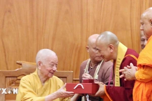 Đại lão Hòa thượng Thích Trí Quảng, Pháp chủ Hội đồng Chứng minh Giáo hội Phật giáo Việt Nam tặng quà lưu niệm cho các Trưởng đoàn đại biểu Phật giáo các nước. (Ảnh: Xuân Khu/TTXVN)