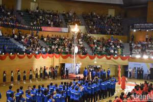 Phó Thủ tướng Trần Hồng Hà thực hiện nghi thức thắp sáng ngọn đuốc của Đại hội thể thao học sinh Đông Nam Á lần thứ 13 tại Việt Nam.