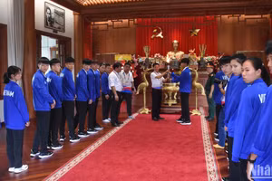 Lễ rước đuốc Đại hội Thể thao học sinh Đông Nam Á lần thứ 13 năm 2024 được thực hiện tại Bảo tàng Hồ Chí Minh - Chi nhánh Quân khu V. (Ảnh ANH ĐÀO)