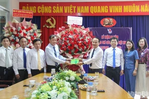 Phó Bí thư Thường trực Thành ủy, Trưởng ban Tổ chức Thành ủy Đà Nẵng Nguyễn Đình Vĩnh đến thăm, chúc mừng Cơ quan Thường trực Báo Nhân Dân tại Đà Nẵng. Ảnh ANH ĐÀO
