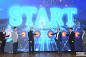 Các đại biểu nhấn nút khai trương Phòng Lab thực nghiệm và nghiên cứu công nghệ mới dành cho sinh viên Đà Nẵng tại trường Đại học VKU. (Ảnh: ANH ĐÀO)