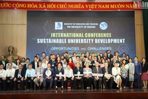 Các đại biểu tham dự khai mạc hội thảo “Phát triển đại học bền vững: Cơ hội và thách thức”. (Ảnh: ANH ĐÀO)