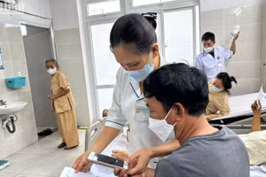 Đà Nẵng khuyến cáo người dân chủ động phòng, chống dịch bệnh Covid-19, thường xuyên đeo khẩu trang, theo dõi sức khỏe. (Ảnh: ANH ĐÀO)