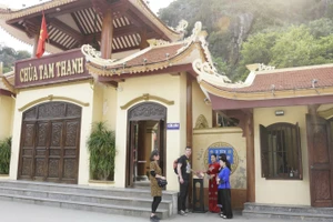 Du khách thích thú trải nghiệm trạm tương tác thông minh của dự án "Yêu lắm Việt Nam" tại Lạng Sơn.