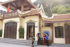 Du khách thích thú trải nghiệm trạm tương tác thông minh của dự án "Yêu lắm Việt Nam" tại Lạng Sơn.