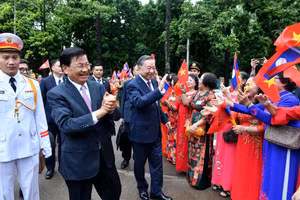 Nhân dân Thủ đô Hà Nội nồng nhiệt chào đón Tổng Bí thư, Chủ tịch nước Lào Thongloun Sisoulith thăm cấp Nhà nước đến Việt Nam. 