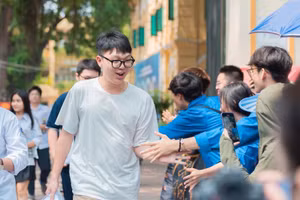 Thí sinh tại kỳ thi vào lớp 10 của Hà Nội năm học 2023-2024 (Ảnh: Trường THPT Việt Đức) 