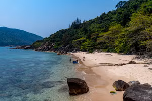 Bãi tắm tuyệt đẹp trên đảo Sơn Chà 