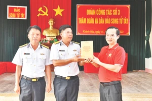 Đồng chí Nguyễn Thái Học, Phó Trưởng Ban Nội chính Trung ương trao tặng sách của Tổng Bí thư Nguyễn Phú Trọng cho cán bộ, chiến sĩ đảo Song Tử Tây. 
