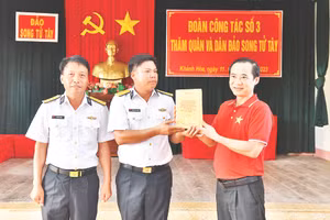 Đồng chí Nguyễn Thái Học, Phó Trưởng Ban Nội chính Trung ương trao tặng sách của Tổng Bí thư Nguyễn Phú Trọng cho cán bộ, chiến sĩ đảo Song Tử Tây. 