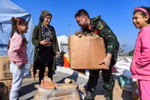 Những món quà thiết thực được gửi tới người dân vùng thảm họa, từ tay các chiến sĩ Việt Nam.