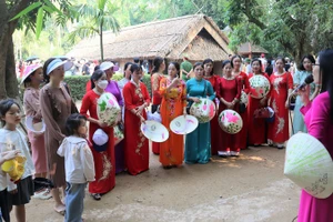 Về Kim Liên, du khách sẽ được nghe những câu chuyện xúc động về Bác và gia đình từ các thuyết minh viên, hiểu rõ hơn về nơi Người đã được sinh ra và lớn lên.