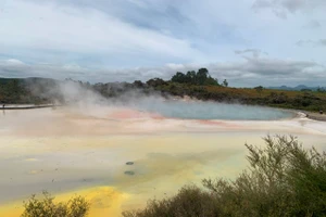 Hồ đổi mầu trong công viên địa nhiệt Wai-O-Tapu.