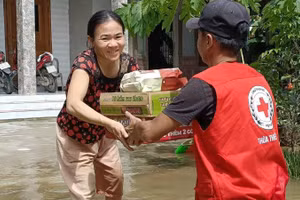 Tiếp tế hàng cứu trợ cho người dân bị ảnh hưởng do mưa lũ.