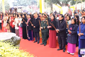 Các đồng chí lãnh đạo, nguyên lãnh đạo Đảng, Nhà nước dâng hương tại Khu di tích quốc gia đặc biệt đền Hai Bà Trưng (huyện Mê Linh).