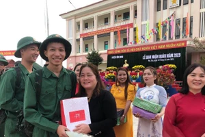 Đông đảo cán bộ, nhân dân dự và động viên thanh niên nhập ngũ tại huyện miền núi Sông Hinh, Phú Yên. (Ảnh: Văn Thùy)