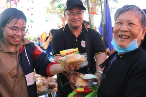 Bệnh nhân Trần Thị Nhẫn (sinh năm 1950) vui được nhận quà tặng từ Chương trình " Gian hàng không đồng-Tết sum vầy, Tết cho người bệnh".