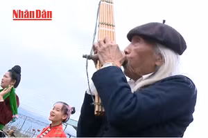 Nghệ nhân Lò Văn Biến đang thổi khèn bè – một trong những loại nhạc cụ truyền thống quan trọng trong đời sống văn hóa của đồng bào Thái.