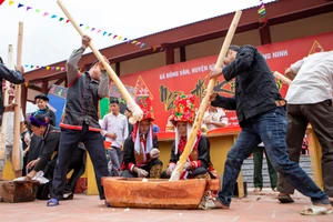 Người dân tham gia thi giã bánh dày - một hoạt động truyền thống trong ngày hội Kiêng gió.
