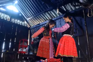 Trang phục không chỉ là váy áo – đó là cả một di sản văn hóa được thiếu nữ H’Mông nâng niu gìn giữ