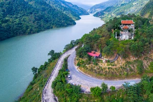 Đến thờ vua Lê Thái Tổ nơi được lắp đặt bảng gắn chíp của dự án "Yêu lắm Việt Nam".