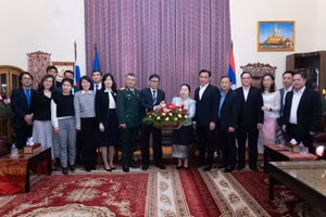 Đoàn Đại sứ quán Việt Nam tại Nga chúc mừng nhân dịp Tết cổ truyền của Lào. (Ảnh: THANH THỂ)