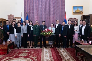 Đoàn Đại sứ quán Việt Nam tại Nga chúc mừng nhân dịp Tết cổ truyền của Lào. (Ảnh: THANH THỂ)