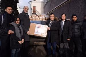 Đại diện cộng đồng người Việt Nam tại Nga trao hàng hỗ trợ. Ảnh: THANH THỂ