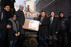 Đại diện cộng đồng người Việt Nam tại Nga trao hàng hỗ trợ. Ảnh: THANH THỂ