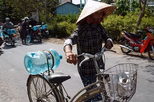 Bà con nhân dân Bến Tre hồ hởi nhận nước sạch từ chương trình.