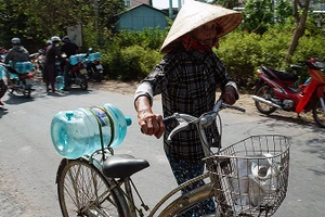 Bà con nhân dân Bến Tre hồ hởi nhận nước sạch từ chương trình.