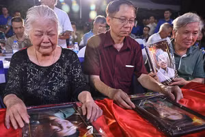 Đại diện gia đình các liệt sĩ nhận di ảnh phục dựng tại buổi lễ.