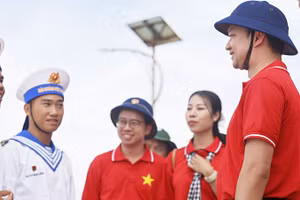 Các thành viên Đoàn công tác "Tuổi trẻ vì biển, đảo quê hương" năm 2025 thăm hỏi, trò chuyện với chiến sĩ huyện đảo Trường Sa (tỉnh Khánh Hòa).