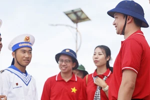 Các thành viên Đoàn công tác "Tuổi trẻ vì biển, đảo quê hương" năm 2025 thăm hỏi, trò chuyện với chiến sĩ huyện đảo Trường Sa (tỉnh Khánh Hòa).