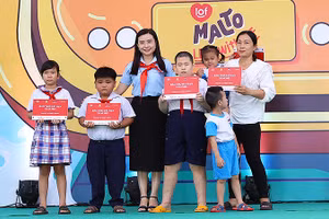 Đồng chí Nguyễn Phạm Duy Trang (thứ 3 từ trái sang) trao kinh phí tặng thiếu nhi, đại diện gia đình thiếu nhi mồ côi do đại dịch Covid-19. 