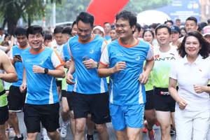 Đại diện các bộ, ngành, đoàn thể chạy hưởng ứng chặng 12 chương trình "Những bước chân vì cộng đồng". 