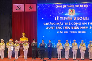 Trung tướng Nguyễn Hải Trung (đứng giữa) cùng đại diện Ban Thanh niên Công an nhân dân, Thành đoàn Hà Nội tuyên dương các Gương mặt trẻ Công an Thủ đô xuất sắc, tiêu biểu năm 2023.