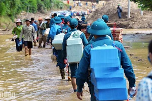 Các chiến sĩ trẻ lực lượng vũ trang mang theo nhu yếu phẩm, thuốc men hành quân đến các địa điểm chịu ảnh hưởng của thiên tai tại Mường Pồn những ngày qua.