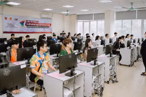 Các thí sinh tại Hà Nội chuẩn bị bước vào tranh tài sau buổi lễ. 